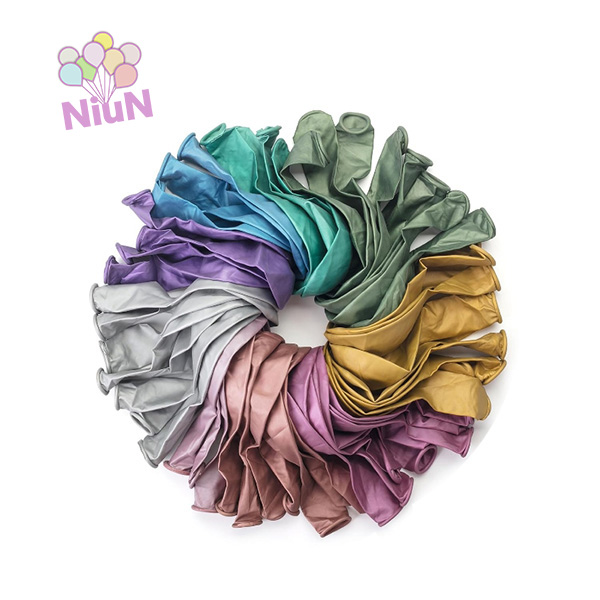 Kovový latexový balónik